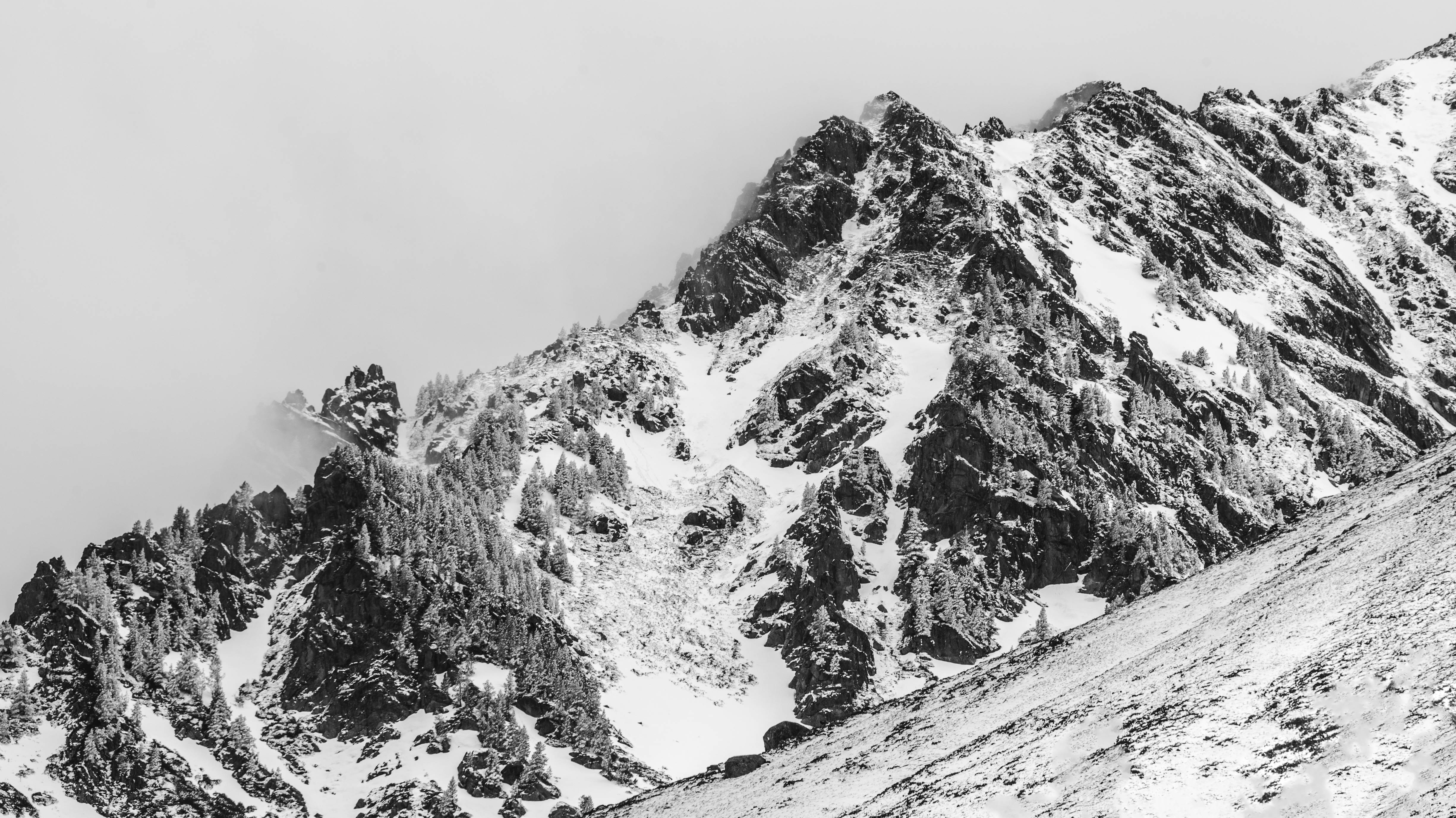 Mountains while hiking towards le Comte Etangs